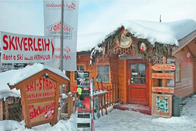 Skistadl in der verschneiten Blockhütte bei den Tiefgaragen in Alpendorf