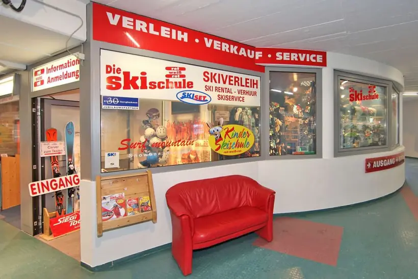Skischule und Skiverleih Rot-Weiss-Rot in der Gondelstation Alpendorf